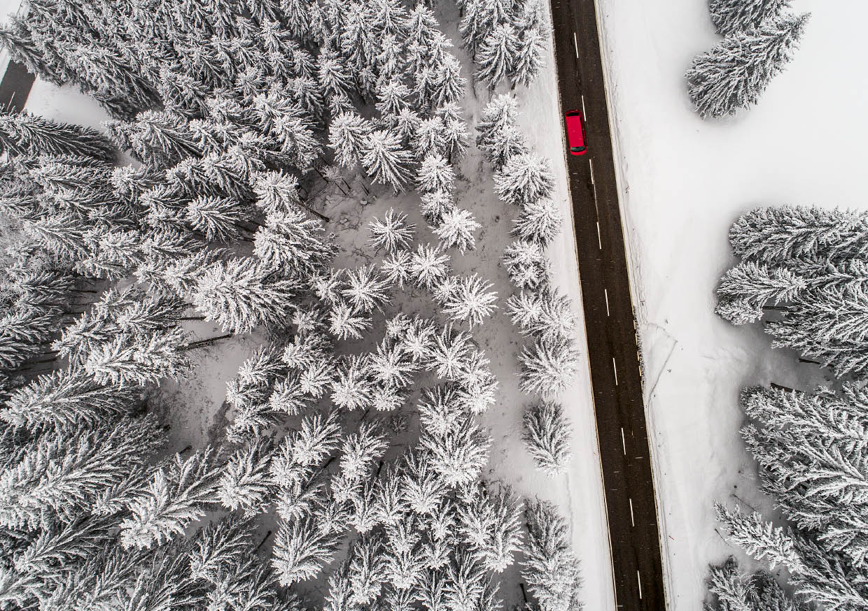 Karte Drohnenaufnahme im Winter über der Passstrasse zur Schwägalp
